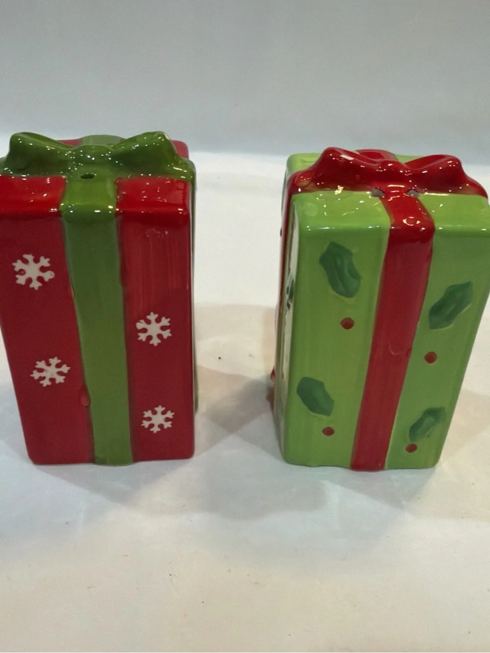 Festive Ceramic Gift Salt & Pepper Shaker Set - Red & Green